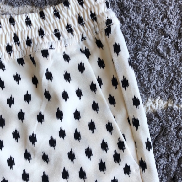 Off-white and black spot Banana Republic shorts! - Picture 3 of 6